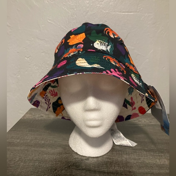 Disneys Little Mermaids ?‍♀️ Reversible Bucket Hat main image 9